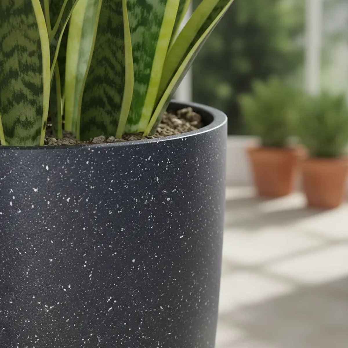 MACETA DE FIBRA PIEDRA GRIS CONICA 54CM ALTO X 30CM DIAMETRO - Imagen 4